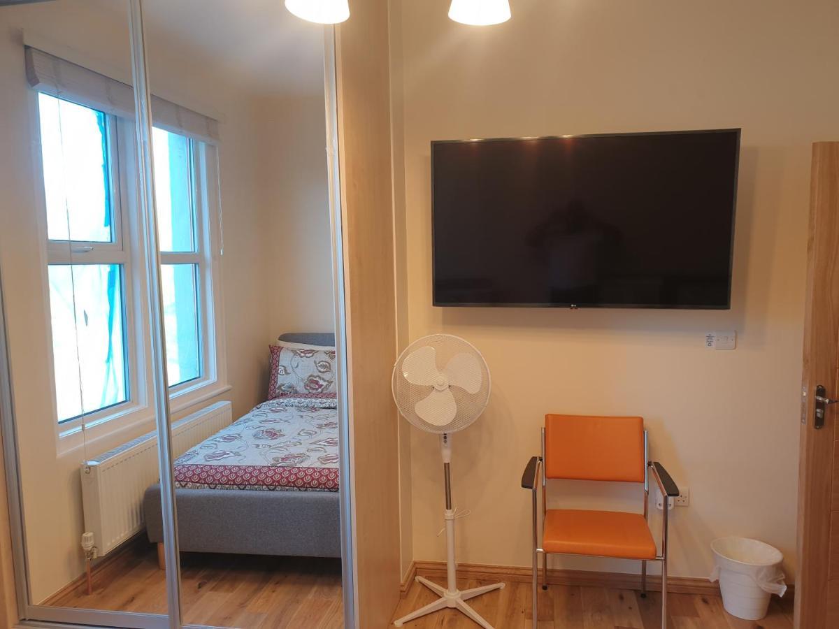 London Luxury Spacious 2 Bedroom Apartment 4 Mins From Ilford Stn. Free Parking Luaran gambar
