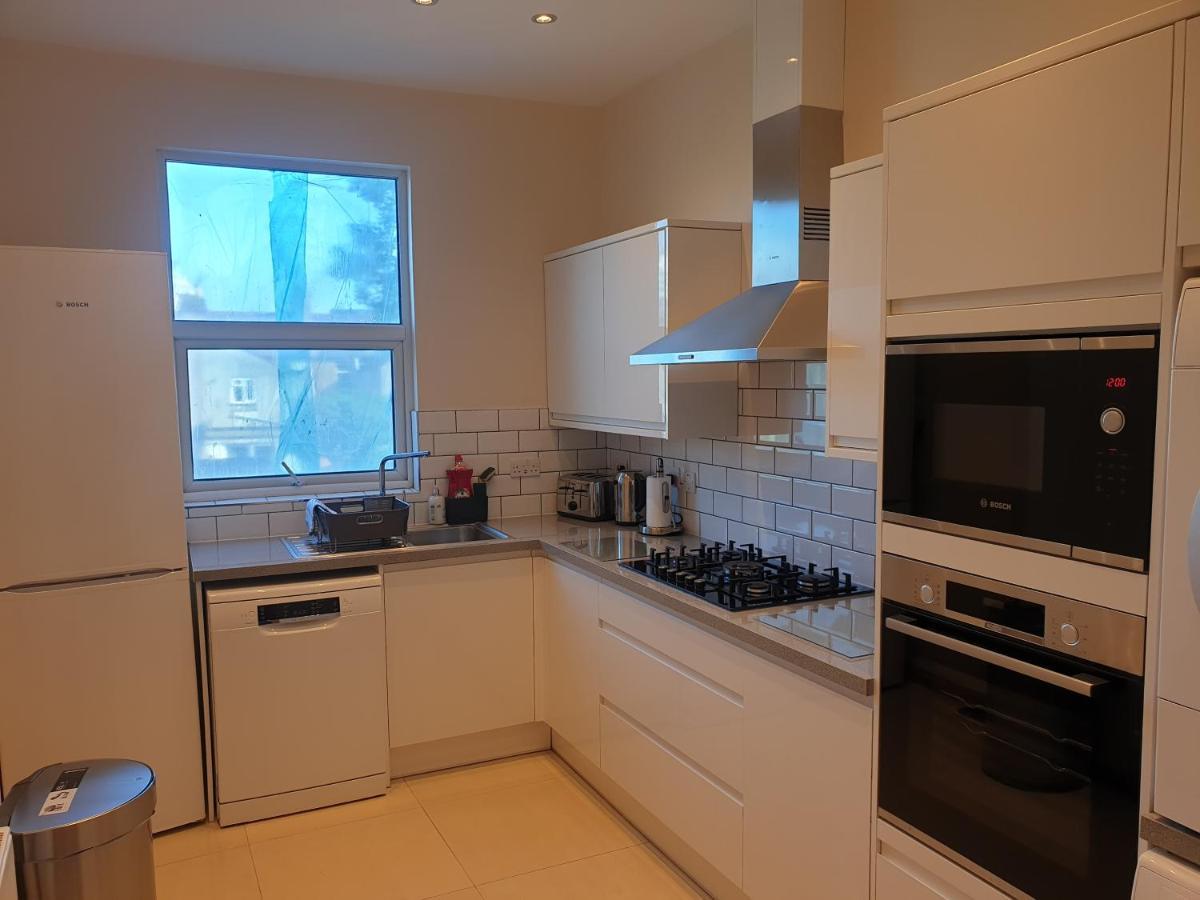 London Luxury Spacious 2 Bedroom Apartment 4 Mins From Ilford Stn. Free Parking Luaran gambar