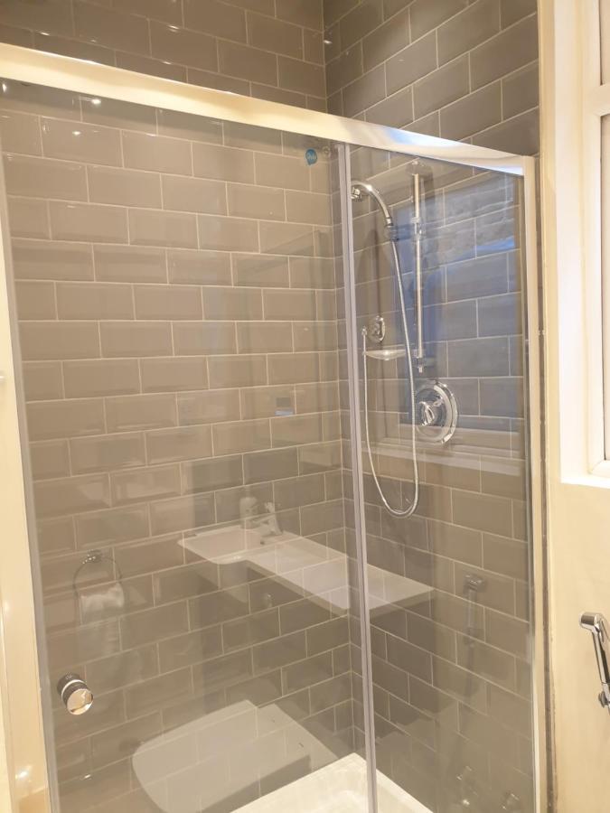 London Luxury Spacious 2 Bedroom Apartment 4 Mins From Ilford Stn. Free Parking Luaran gambar
